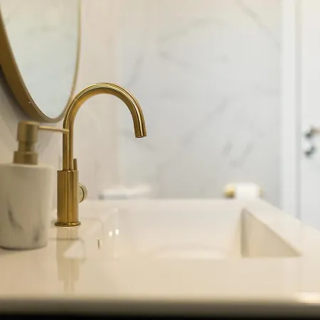 Old Town View & Balcony * בראשוב