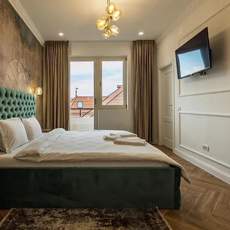 Old Town View & Balcony Apartment