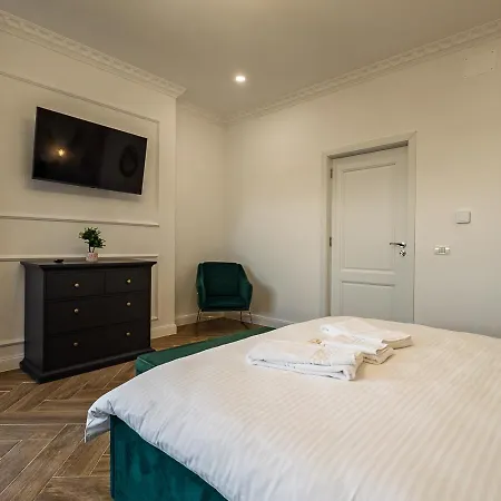 Old Town View & Balcony * בראשוב